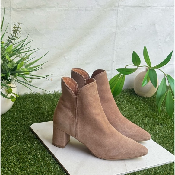 AQUATALIA
Kaylani Pointed Toe Booties Suede Taupe Tan size US 6
$395 - Picture 4 of 13
